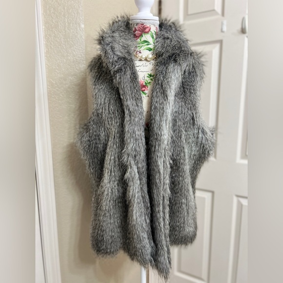 Calvin Klein Silver Faux Fur Vest size 0x - Picture 1 of 7